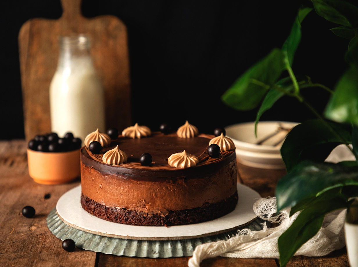 Chocolate cake with caramel rosettes